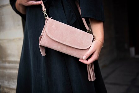 Bag2Bag Schoudertasje  / Clutch Amalfi Suede Sapia Rose