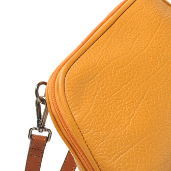 Leren crossbody Chamonix Berba Bags geel (curcuma) detail