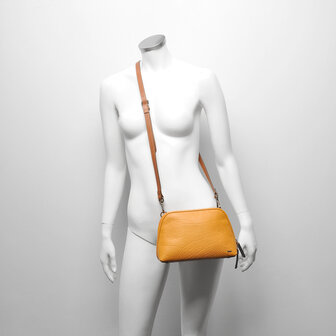 Leren crossbody Chamonix Berba Bags geel (curcuma) op model