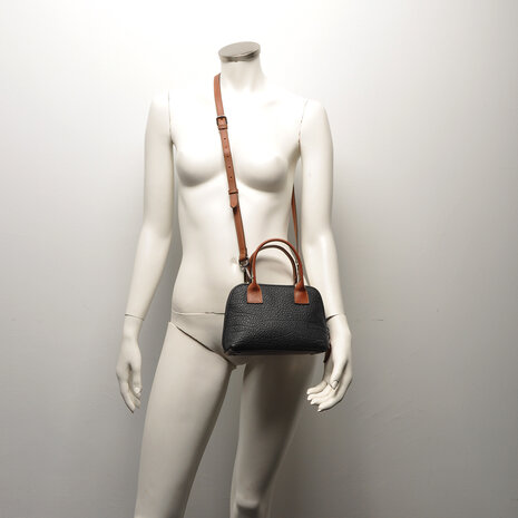 Leren crossbody mini-bag Chamonix Berba Bags zwart op model