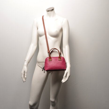 Leren crossbody mini-bag Chamonix Berba Bags Roze op model