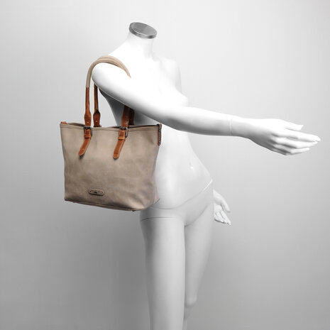 Berba Bags Leren schoudertas Barbarossa Femme Taupe op model